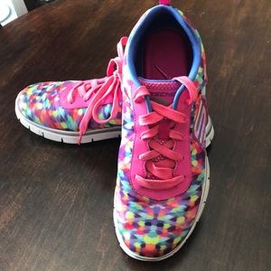 Sketchers lite weight tennis shoes